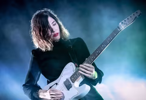 1600px-Carrie_Brownstein_-_Sleater_Kinney_-_Palace_Theatre_-_St._Paul_Minnesota_48988110742.jpg