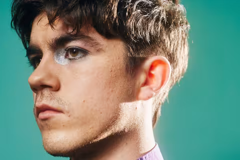 Declan-McKenna-Credit-Sony-Music-01-1460-Hero-2@2560x1707.jpg