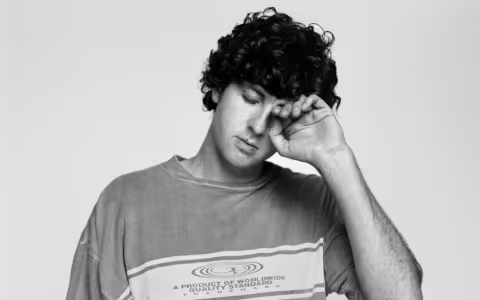 Jamie-xx_02-credit-Alasdair-McLellan-scaled-e1750085204448-1400x874_jpg.jpg