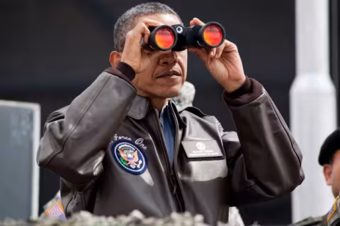 President_Barack_Obama_uses_binoculars.jpg