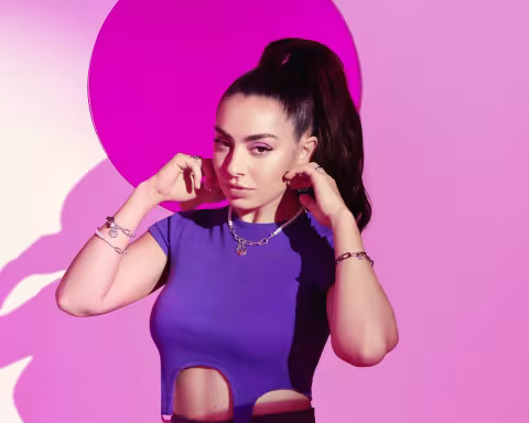 charli-x-pandora-high-rgb-aw21-f-oct-pan-me-charli-lifestyle-02-rgb-1632932027.jpg