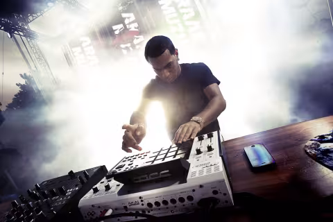 edm-artist-araabmuzik-at-the-movement-festival-2012-1.jpg