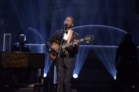 leon-bridges-wows-snl-audience-with-his-performances.jpg