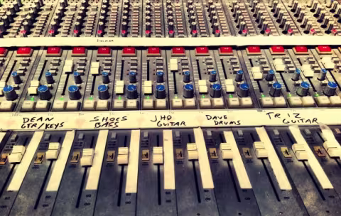 qotsa-the-band-console-crop-626x396.jpg