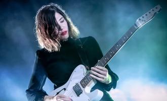 1600px-Carrie_Brownstein_-_Sleater_Kinney_-_Palace_Theatre_-_St._Paul_Minnesota_48988110742.jpg