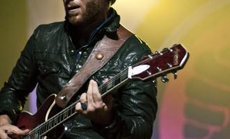 Dan-Auerbach-dan-auerbach-30639531-1600-1067-900x900.jpg