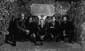 Queens-Of-The-Stone-Age-2025_catacombes.jpg