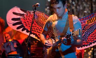 Sufjan_Stevens_playing_banjo_edit2.jpg