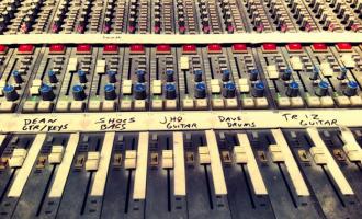 qotsa-the-band-console-crop-626x396.jpg