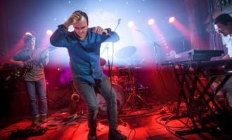 samuel-herring-of-future-islands.JPG